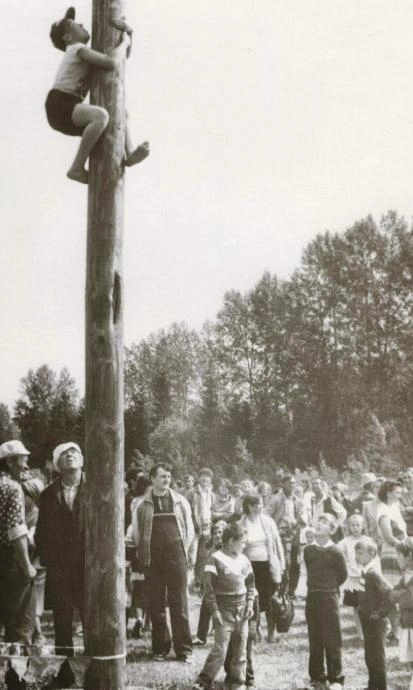 Залезание на столб на празднике сабантуй, 1992 год | Источник: culture.ru