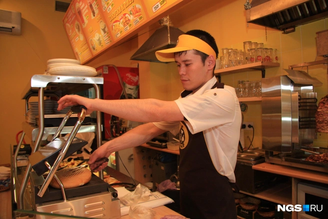 Организациям общественного питания, туризма и гостиничного комплекса Алтайского края чаще всего требуется линейный и обслуживающий персонал | Источник: Станислав Соколов / NGS.RU