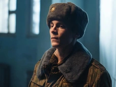 Сериал «Аутсорс» 2025: Иван Янковский среди моральных дилемм и безжалостной реальности 90-х