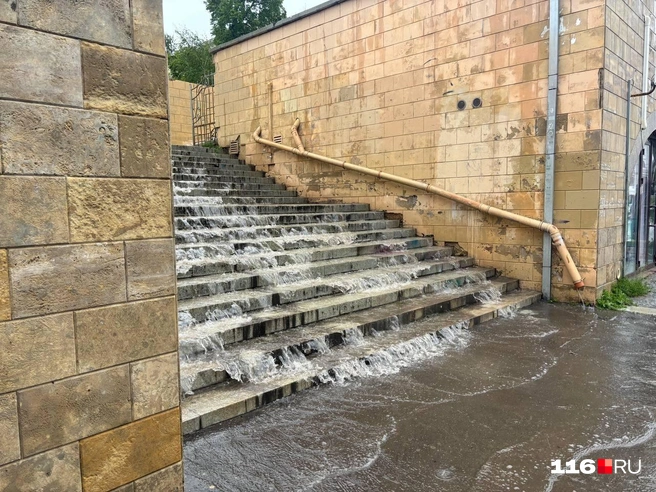 На Кремлевской появился свой водопад | Источник: Регина Алтынбаева / 116.RU