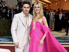 Проигнорировали тему Met Gala, но блистали ярче всех: Бруклин Бекхэм и Никола Пельтц впервые вышли в свет после свадьбы