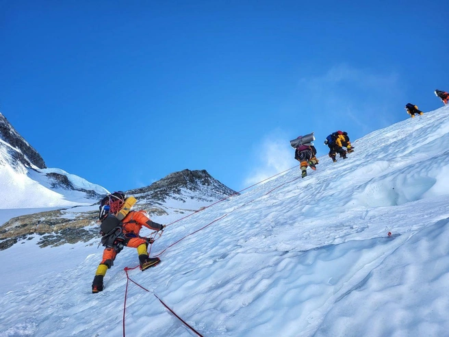 Крутой, почти вертикальный, склон | Источник: Belkin online Everest 2022 / Telegram