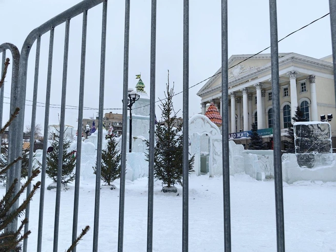 Он достаточно высокий, чтобы никто не смог перелезть и подвергнуть свою жизнь опасности  | Источник: Павел Красоткин / 72.RU 