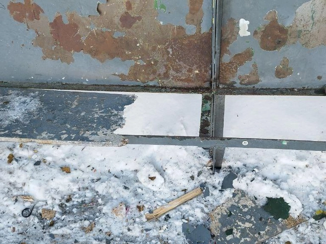 Взрыв повредил стены павильона и скамейки для ожидающих пассажиров | Источник: Тюменский округ