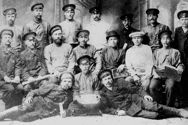 Кондукторы и стрелочники Самара-Златоустовской железной дороги. 1917 год | Источник: фотофонд Самарского госархива социально-политической истории