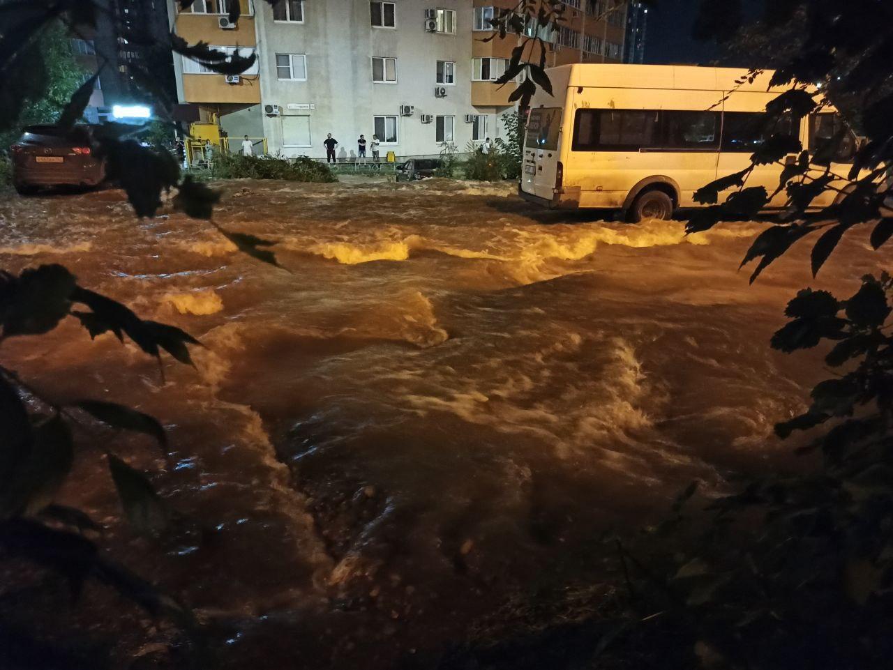 В Самаре мощный поток воды смывает дворы многоэтажек — видео 