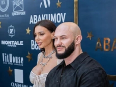 Приняла букет и позволила поцеловать руку: Джиган пытается вернуть Оксану Самойлову красивыми жестами