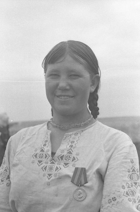 Бригадир женской тракторной бригады Г.&nbsp;П.&nbsp;Лазарева. 1941 год | Источник: из фотофондов ЦГАСО и СОГАСПИ