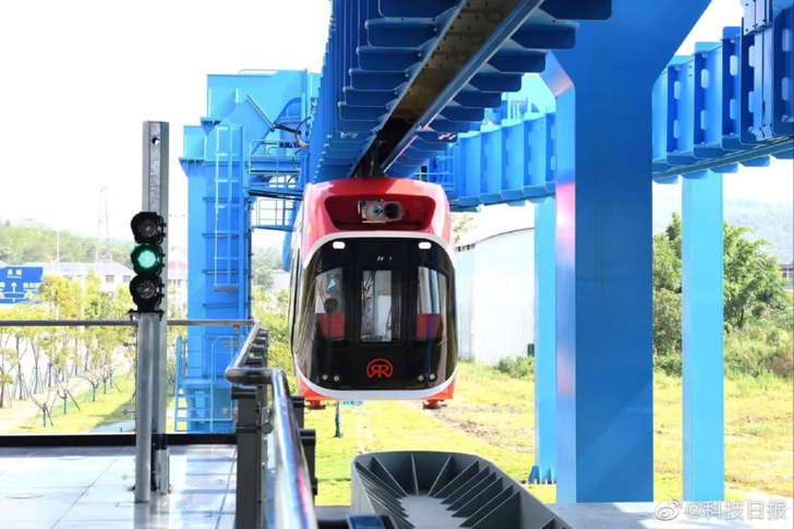 Поднебесная железная дорога: в Китае запустили левитирующий поезд на магнитах