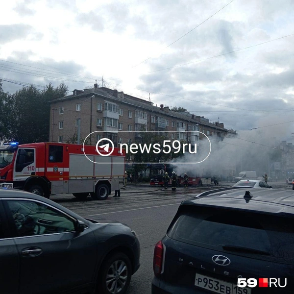 На этом фото пожарные уже приехали тушить огонь | Источник: Читатель 59.RU