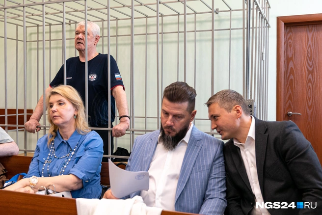 Александра Савельева с адвокатами | Источник: Мария Ленц / NGS24.RU