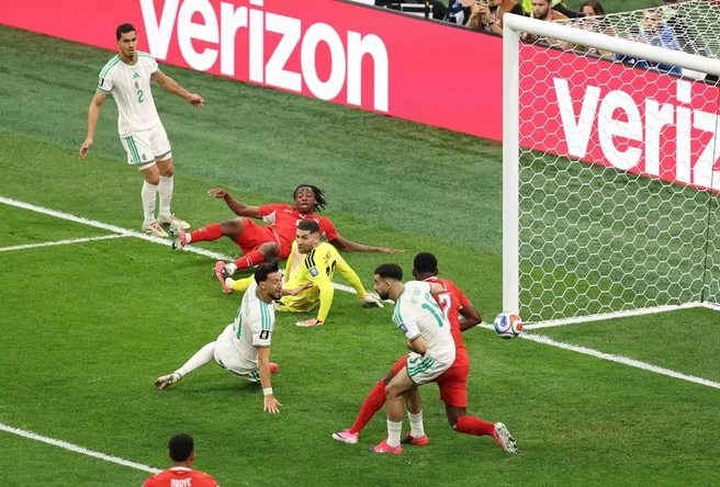 Бреэль Эмболо забивает гол | Источник: Fifa.com