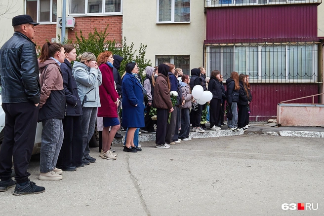 Почти у всех в руках были цветы. Кто-то принес воздушные шары | Источник: Роман Данилкин / 63.RU