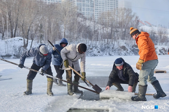 Искупаться любители ледяного купания решили на карьере Горский у «Сибирь-Арены» | Источник: Александр Ощепков / NGS.RU