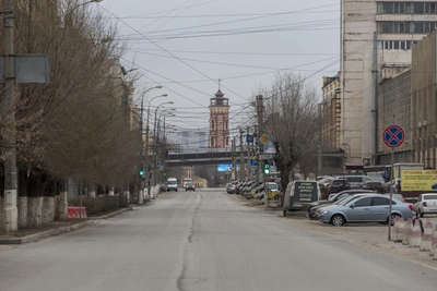 В центре Волгограда за 70 миллионов рублей запретят парковку у вокзала
