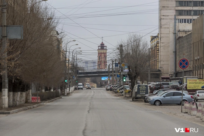 Чиновники Волгограда обещают тотально улучшить движение по Коммунистической. Автомобилистам от этого уже страшно | Источник: Константин Завриков / V1.RU