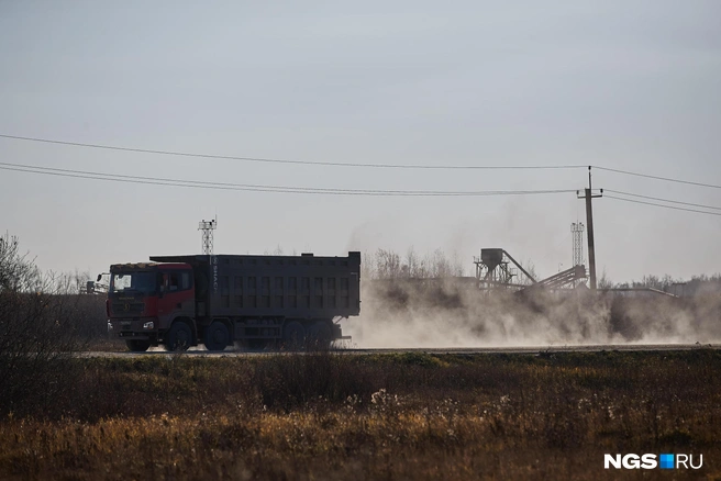Весовой контроль призван отслеживать перегруженные грузовики, которые портят проезжую часть | Источник: Александр Ощепков / NGS.ru