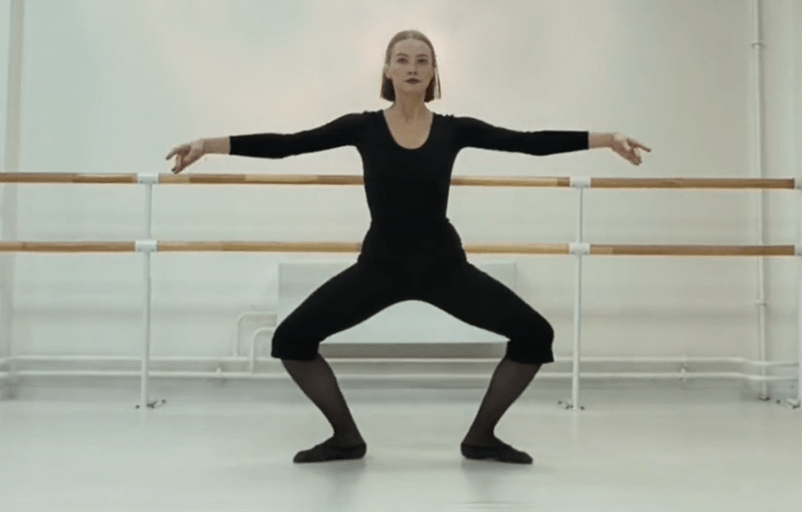 Видео: отличное упражнение для подтянутых ног и изящных рук