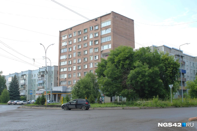 Дома разной планировки часто чередуются — о едином архитектурном стиле тут явно не задумывались | Источник: Игорь Епифанцев / NGS42.RU