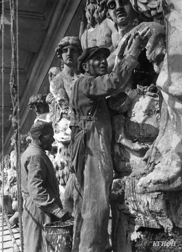 Реставрация скульптуры на здании Адмиралтейства. 1943 год. Фотограф Григорьев А.К. | Источник: КГИОП