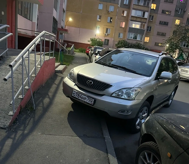 А люди по пандусу обогнут. Главное, уфимскому Lexus комфортно | Источник: читатель 74.RU