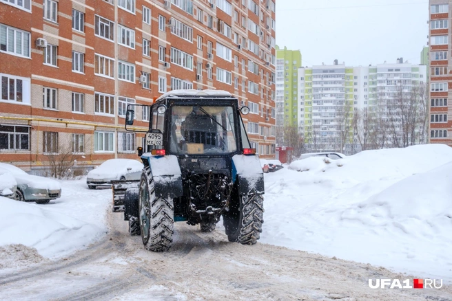 Уборка проводится, но снег не вывозят  | Источник: Булат Салихов / UFA1.RU