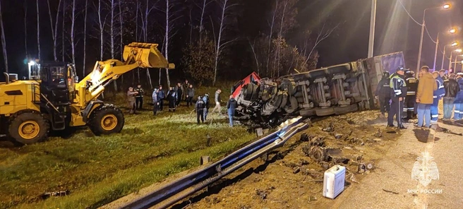 На трассе Орел — Тамбов столкнулись микроавтобус, легковушка и грузовик с щебнем. В страшном ДТП погибли шестеро | Источник: МЧС Орловской области