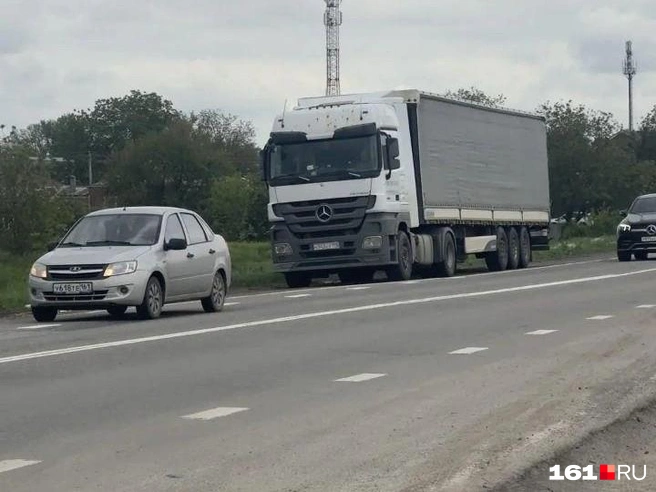 Обзор для автомобилистов закрывают также припаркованные у обочины фуры | Источник: Наталья Дерябкина