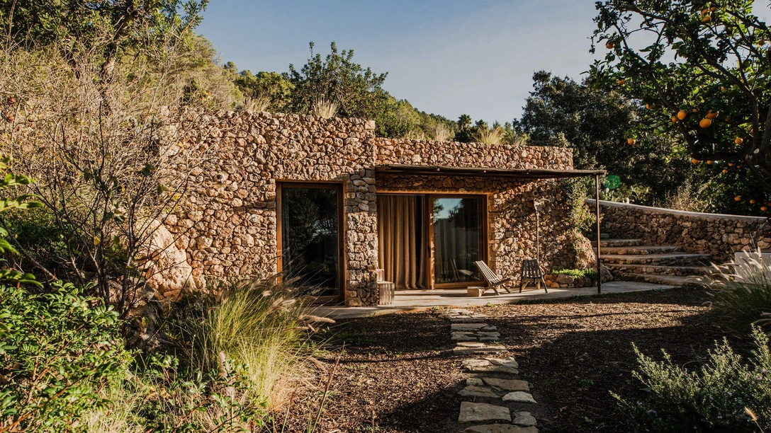 Гостевой дом в здании бывшей конюшни на Ибице | Источник: Ариадна Пучдоменек