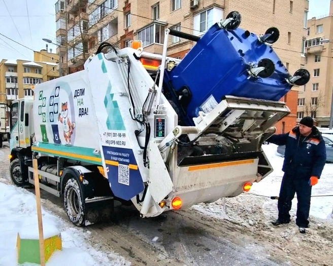 За новогодние выходные в Петербурге подъезды к мусорным бакам перегородили 2672 раза. Есть и антилидер | Источник: «Невский экологический оператор»