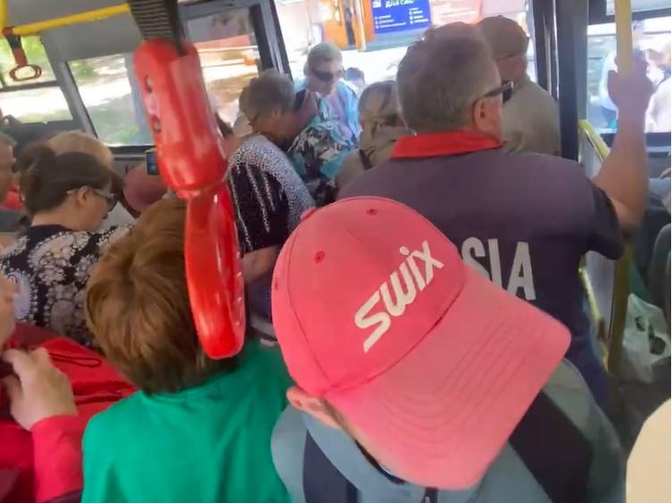 «Физически не могут запихнуться»: забитые под завязку автобусы в Челябинске сняли на видео