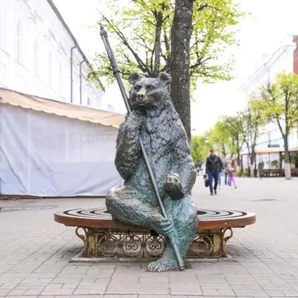 Медведь с секирой и яблоком сидит на улице Кирова. На счастье прохожие натирают ему нос и яблоко. Автор скульптуры&nbsp;— Николай Мухин | Источник: Александр Куренной / 76.RU