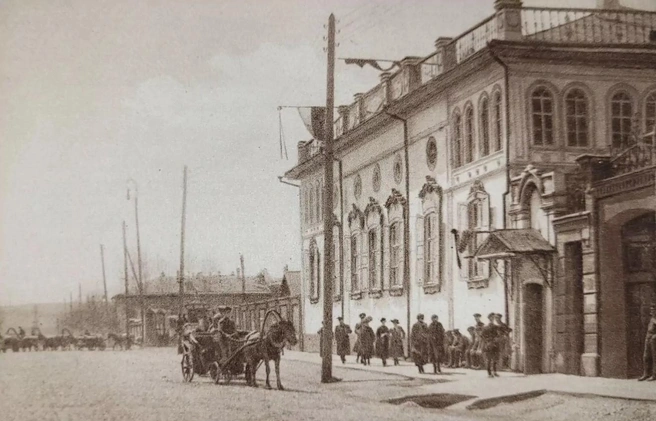 На углу улиц Большой и Троицкой когда-то располагался штаб чехословацких войск. На месте здания, где он был, в 1935 году построили дом для специалистов и служащих Управления ВСЖД | Источник: F. Krejci / pastvu.com