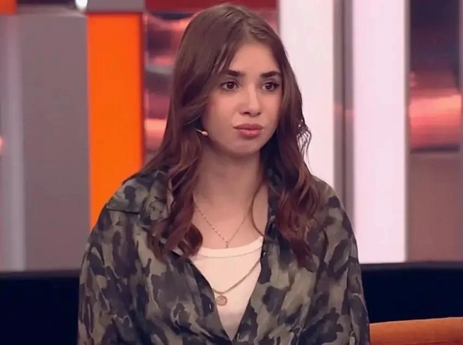 Старшая дочь многоженца Ивана Сухова вновь появилась в эфире Первого канала | Источник: кадр из передачи «Пусть говорят», Первый канал