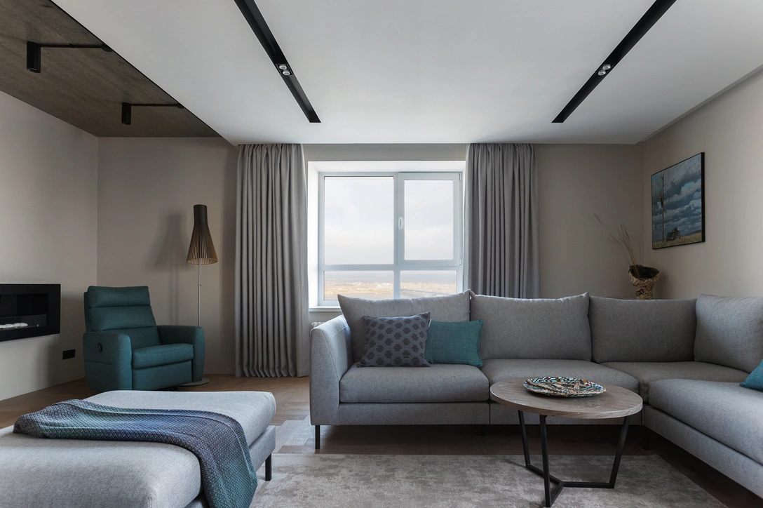 Гостиная. Паркет, Сoswick. На стенах краска Ressource, Skol. Мягкая мебель, Pohjanmaan. Ковер, Fargotex. Технический свет, Donolux. Торшер, Secto. Биокамин, LuxFire. На стене справа — работа Александра Грекова. Керамика Марины Еркович. | Источник: Галина Ёлохова