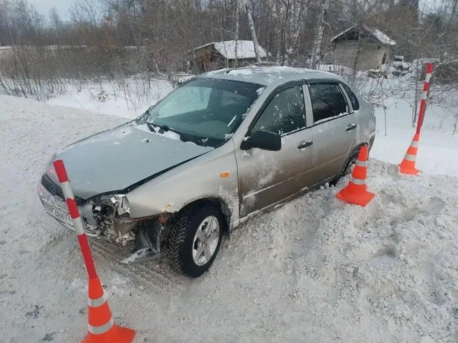 Машина врезалась в снежный вал и чуть не слетела с дороги | Источник: Госавтоинспекция Тюменской области