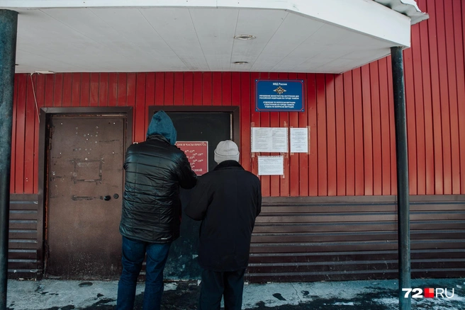 Простые обыватели привыкли обвинять участковых полиции в нерасторопности. Но они даже не догадываются о том, что причина часто кроется в банальной нехватке кадров | Источник: Ирина Шарова / 72.RU