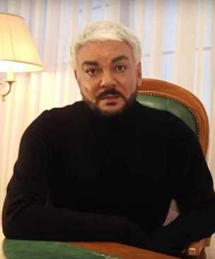Почему знаменитости извиняются именно в водолазках?