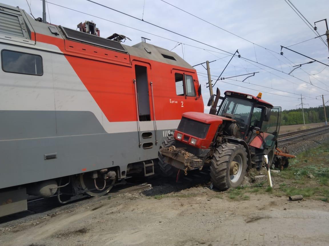 На железнодорожном переезде под Екатеринбургом поезд протаранил трактор 11  мая 2020 года - 11 мая 2020 - Е1.ру