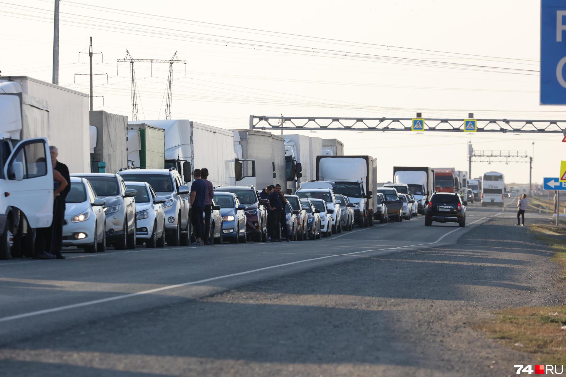 Многокилометровая пробка растянулась на трассе Ростов — Таганрог - 18 марта  2023 - 161.ру