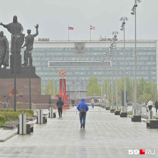 Затянутое облаками небо и изредка начинающийся, а потом прекращающийся дождь поспособствовали пустоте на улицах | Источник: Василина Любимова / 59.RU