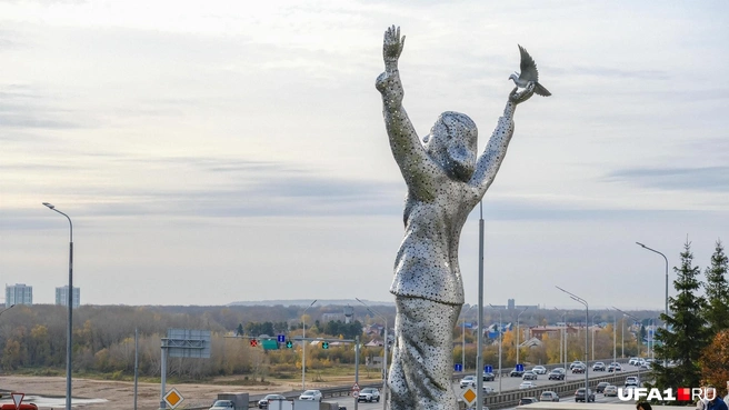 Памятник Салавату убрали, но на въезд вернули статую девушки с голубем | Источник: Булат Салихов / UFA1.RU
