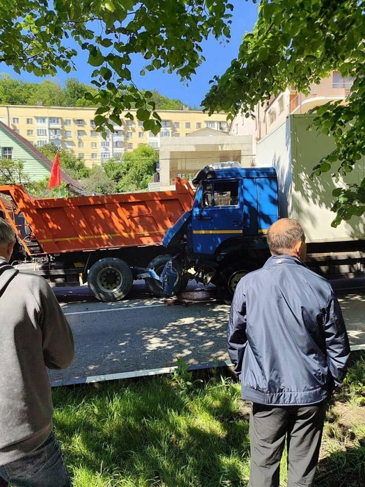 Неуправляемый КАМАЗ смог остановить только другой большегруз | Источник: Сочи23/ t.me