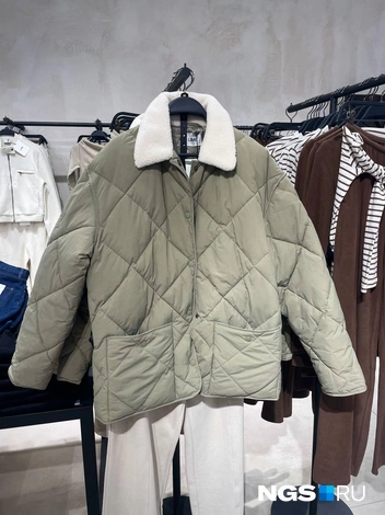 Утепленная куртка с воротником 9&nbsp;999 рублей | Источник: Алёна Золотухина / NGS.RU 
