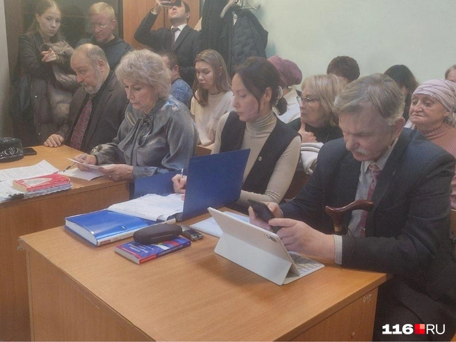 В центре с синей папкой — Инна Барлева | Источник: Дарья Сайфиева / 116.RU