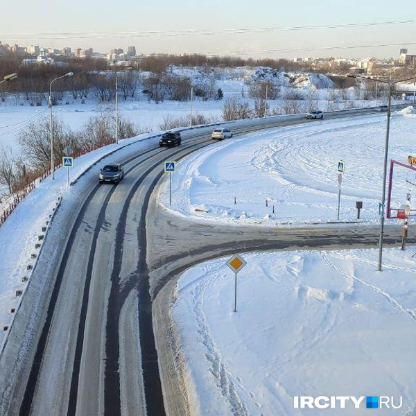 Так выглядит участок дороги на Верхней Набережной под Академическим мостом | Источник: Ксения Власова / «ИрСити»