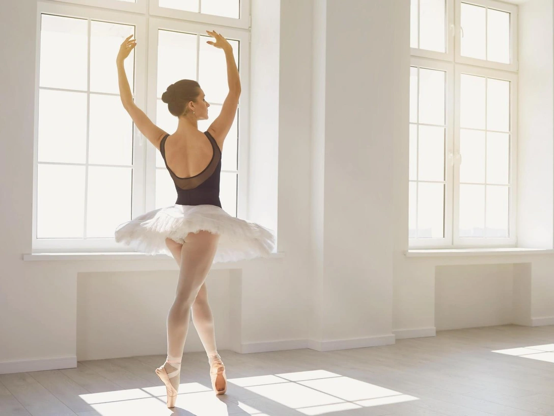 Как у балерины: 3 лучших упражнения для красивой осанки | marieclaire.ru