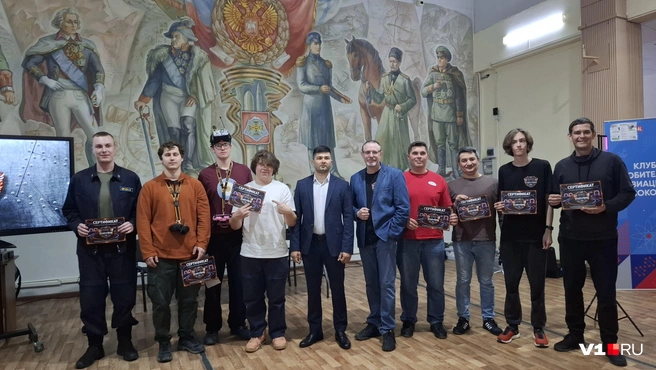 Слева — сборная техколледжа. Справа — любители из клубов | Источник: Тимофей Крылов / V1.RU