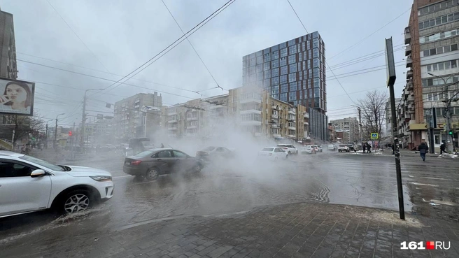 Угол Ворошиловского и Горького. Мало того, что тут давно прописалась лужа, так ее еще и не особо видно | Источник: Ренат Дайнутдинов / 161.RU