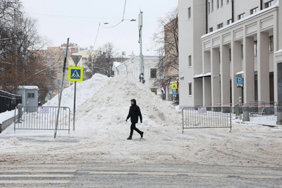 Гигантская снежная дюна снова появилась в центре Москвы
